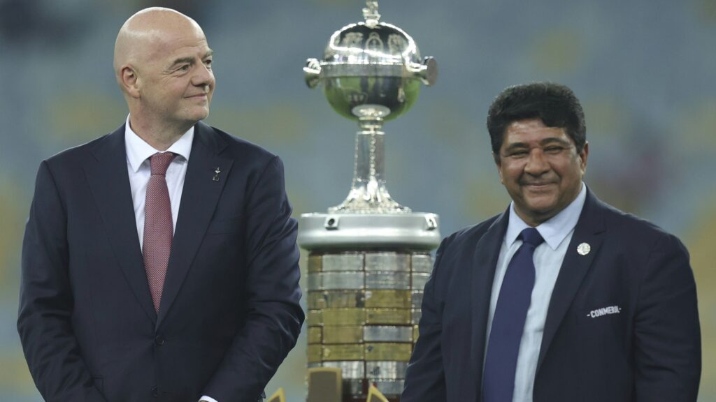 Rodrigues zusammen mit FIFA-Präsident Infantino (© IMAGO / Sports Press Photo/SID/IMAGO/Caique Coufal / SPP)