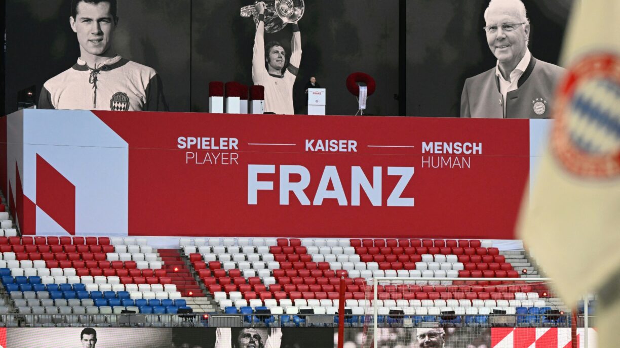 Bild: Beckenbauer-Gedenken in der Allianz Arena (© AFP/SID/LUKAS BARTH)