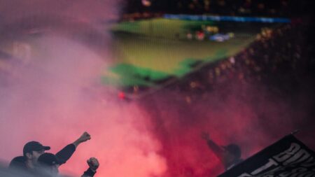 Fans aus Eindhoven beim Spiel in Dortmund (© www.imago-images.de/SID/IMAGO/Mika Volkmann)