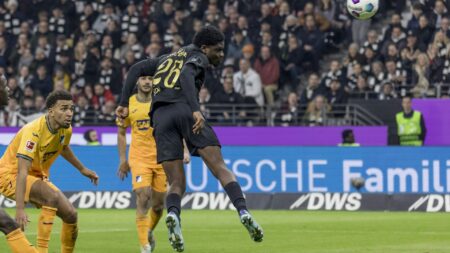 Ebimbe köpft das 2:1 für die Eintracht (© www.imago-images.de/SID/IMAGO/BEAUTIFUL SPORTS/Gawlik)