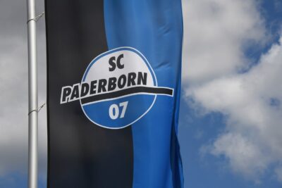 2. Bundesliga: SC Paderborn Fahne - Bild: nitpicker / Shutterstock.com