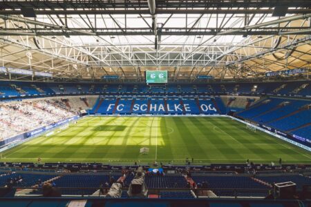 Schalke in Personalnot – doch es gibt gute Nachrichten 2. Bundesliga: FC Schalke 04 | uslatar / Shutterstock.com