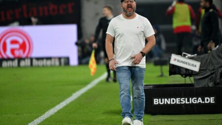 Steffen Baumgart bei seinem ersten HSV-Auswärtsspiel (© www.imago-images.de/SID/IMAGO/Ulrich Hufnagel)