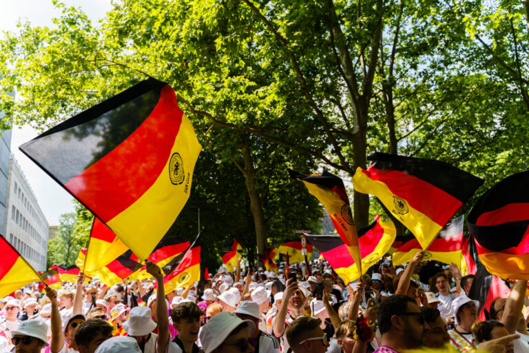 Nächstes Sommermärchen? Deutschland denkt über WM-Bewerbung nach Fans aus Deutschland