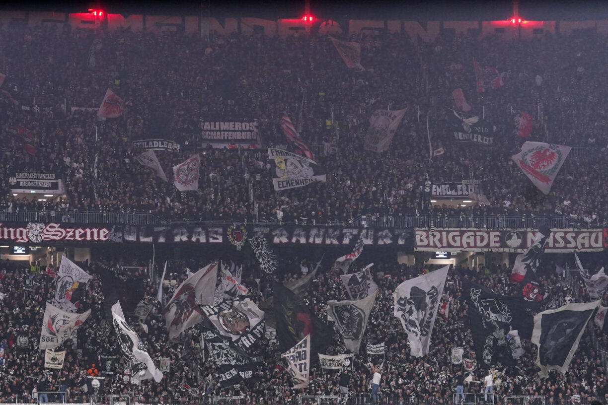 Kommt die dringend benötigte Sturmverstärkung für die Eintracht ausgerechnet aus Frankfurt? Fans Eintracht-Stadion Frankfurt