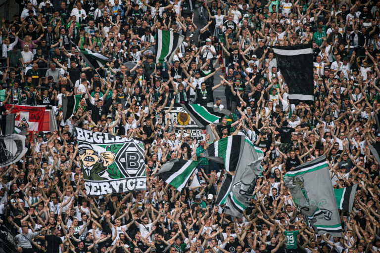 1. Bundesliga: Gladbach, Union, HSV und Mainz bleiben, Schalke kehrt zurück Gladbach - Fans